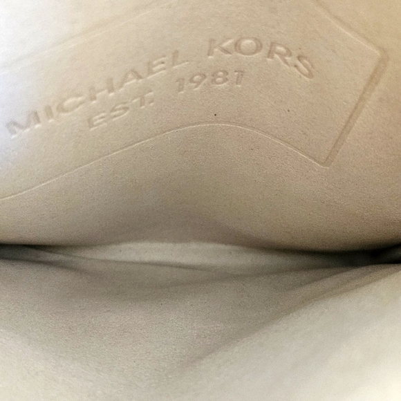 Michael Kors Tablet-IPad Case Zip Around 7"w X 8"h Great Condition - Picture 4 of 7